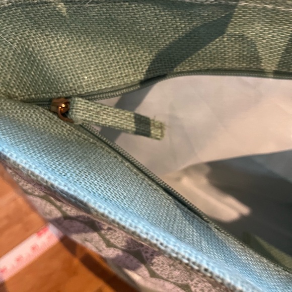 Manaola Green and White Tote Bag with Textured Design - Picture 7 of 11